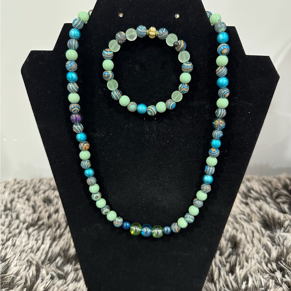 Elegant Beaded Necklace and Bracelet Set
